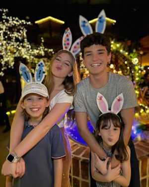 Théo Medon Instagram - Noite de ontem incrível com amigos no meu restaurante favorito @chalezinho ♥️
( arrasta pro lado e confere que o pai tem molejo😎)

Tá aberta a temporada da Páscoa Mágica! 🐰

#theomedon #eraumavezumchalezinho #amigos