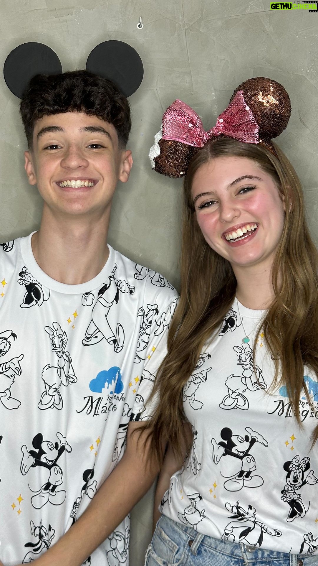 Théo Medon Instagram - A @meu.sonho.magico tem pacotes de saídas para a Disney o ano todo!!!!! E você ainda pode curtir sua viagem dos sonhos com um artista que você é fã! Em JANEIRO é a nossa vez de viver momentos inesquecíveis com vocês! Mas corre que hoje é o último dia pra entrar no nosso grupo guiado. Ele é pra família toda, mas também é pra você que tem entre 13 e 17 anos viajar sozinho com toda a supervisão da #meusonhomagico Bora viajar com a gente? 🫶🏻🎈 #theomedon #lorenaqueiroz #vamospradisney