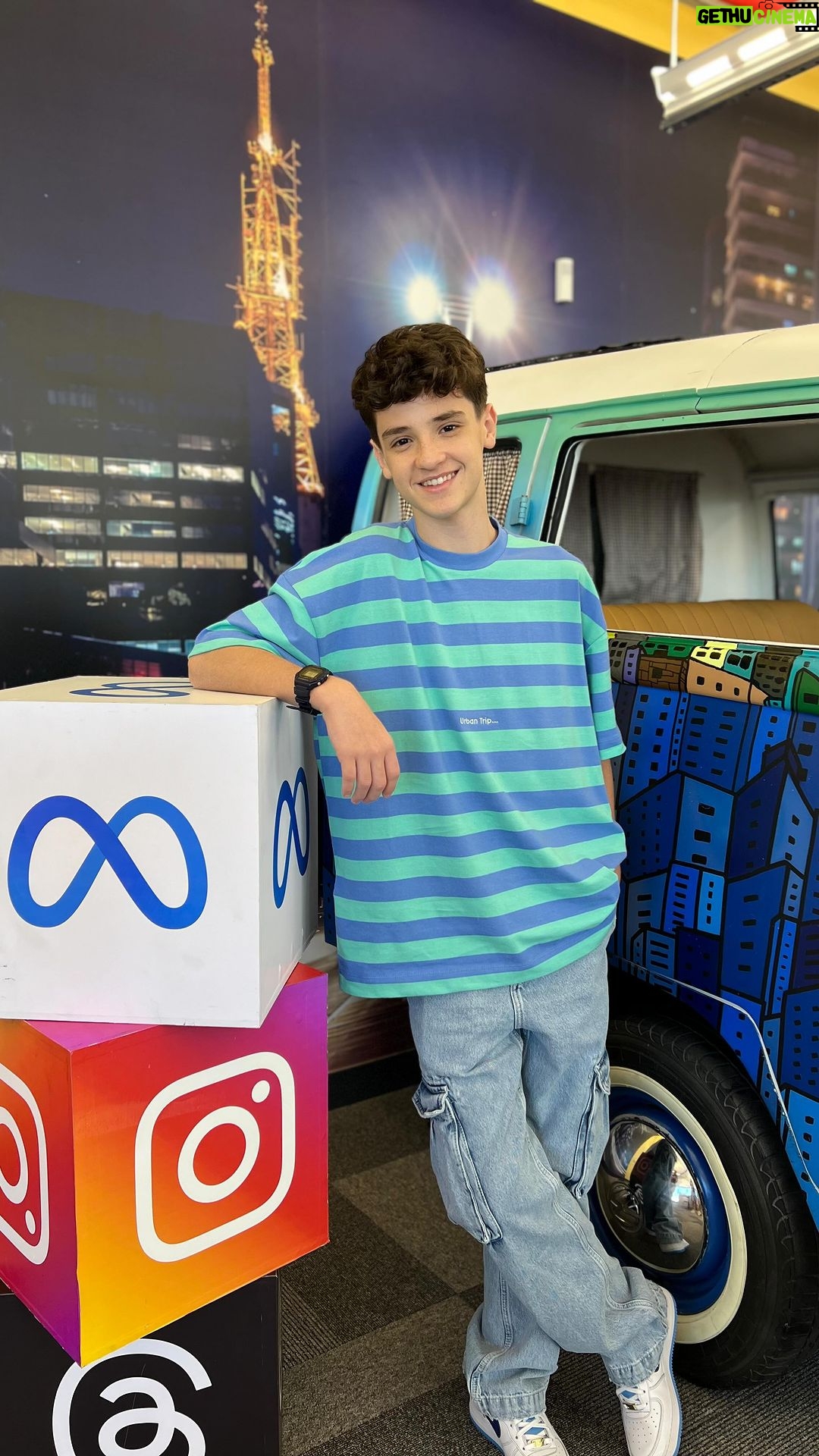Théo Medon Instagram - Rolê no #instagram :D A diversão não é só aqui nas redes sociais da @meta não.. se liga como é no escritório deles aqui no Br 😎 E olha a moral.. eles fizeram pra mim esse vídeo da minha visita lá 😀 #theomedon #meta
