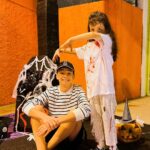 Théo Medon Instagram - Halloween dance festival da Lalá >>> ela é igualzinha a mim, sempre gostei do Halloween🎃 (olha que fofinho de Drácula🧛) #happyhalloween #theomedon #familiamedon