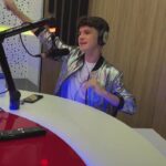 Théo Medon Instagram - Hoje o Théo Medon (@theomedon) marcou presença no EXQUENTAÊ, aqui na Rádio 1 FM!!! 😍 E também rolaram alguns ingressos pro Prêmio Jovem Brasileiro também, viu? 👀 #themedon #exquentaê #radio1fm