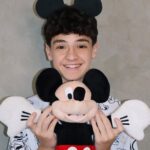 Théo Medon Instagram - Agora sim! Tudo pronto pra minha viagem pra Disney. Passaporte e visto americano nas mãos com a consultoria do começo ao fim da minha agência de viagem 💙 e você pode ir comigo tá? Ainda dá tempo, nosso grupo guiado para adolescentes de 13 a 17 anos sai em janeiro de 2024, fala com a @meu.sonho.magico que eles cuidam de tudo! Tô animado demais pro meu encontro com o Mickey! #theomedon #meusonhomagico #vamospradisney #disneyworld
