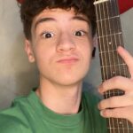 Théo Medon Instagram - postei nos stories um trechinho meu cantando esse música e vocês gostaram bastante, dito isso… VEM CÁ - @pele.milflows #theomedon #musica #pelemilflows #vemca