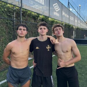 Théo Medon Instagram - Fiz 14 🎉 
Comemorei do jeito que eu gosto, eu e mais 20 mulekes jogando um fut o dia todo! ( mas só os artistas toparam uma foto kkk) 

A última é a clássica: jogador caro não olha pra foto😎

🏠 @appito 

#theomedon #theomedonfaz14