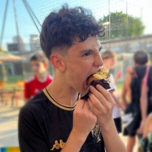 Théo Medon Instagram - Fiz 14 🎉 
Comemorei do jeito que eu gosto, eu e mais 20 mulekes jogando um fut o dia todo! ( mas só os artistas toparam uma foto kkk) 

A última é a clássica: jogador caro não olha pra foto😎

🏠 @appito 

#theomedon #theomedonfaz14