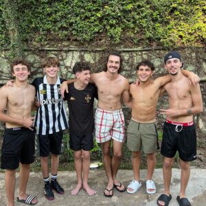 Théo Medon Instagram - Fiz 14 🎉 
Comemorei do jeito que eu gosto, eu e mais 20 mulekes jogando um fut o dia todo! ( mas só os artistas toparam uma foto kkk) 

A última é a clássica: jogador caro não olha pra foto😎

🏠 @appito 

#theomedon #theomedonfaz14