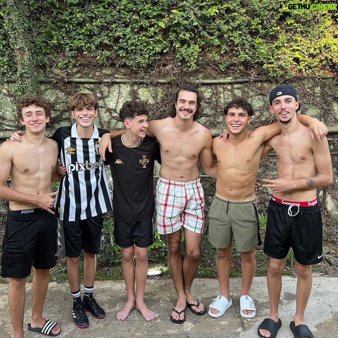 Théo Medon - 133.8K Likes - Fiz 14 🎉
Comemorei do jeito que eu gosto, eu e mais 20 mulekes jogando um fut o dia todo! ( mas só os artistas toparam uma foto kkk)
A última é a clássica: jogador caro não olha pra foto😎
🏠 @appito
#theomedon #theomedonfaz14