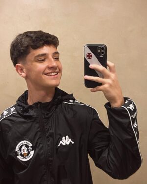 Théo Medon Instagram - começando as comemorações do meu niver com esse presente FABULOSO que a @anafonsec4_  me deu 🥺

EU AMEI NADUDAAAAAAA 🫶🏼🫶🏼🫶🏼

@medonaticas_fc #theomedon #vasco