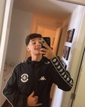 Théo Medon Instagram - começando as comemorações do meu niver com esse presente FABULOSO que a @anafonsec4_  me deu 🥺

EU AMEI NADUDAAAAAAA 🫶🏼🫶🏼🫶🏼

@medonaticas_fc #theomedon #vasco