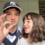 Théo Medon Instagram - provando feijõezinhos magicos de todos os sabores com: LARA MEDON!!! 🤪 obs: assiste até o final e entenda pq eh importante limpar o ouvido 👀 #theomedon #harrypotter #irmaos