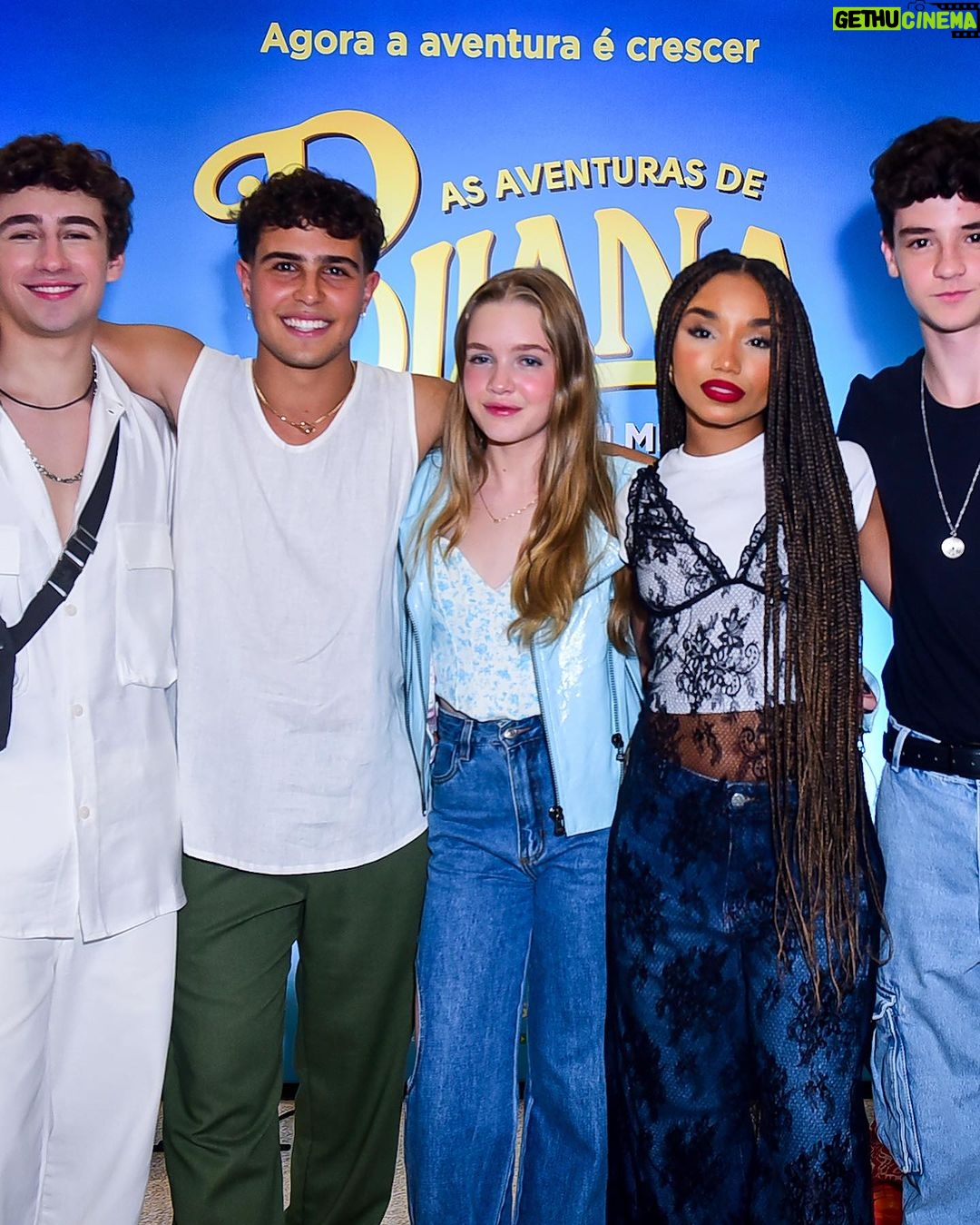 Théo Medon Instagram - Première de #asaventurasdepolianaofilme com eles que são uma família pra mim, amo vcs 💙 Nostalgia pura! 📸 @andysantanaoficial / @agenciabrazilnews #theomedon #asaventurasdepoliana #polianamoça #marena