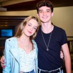Théo Medon Instagram - Première de #asaventurasdepolianaofilme com eles que são uma família pra mim, amo vcs 💙 Nostalgia pura! 📸 @andysantanaoficial / @agenciabrazilnews #theomedon #asaventurasdepoliana #polianamoça #marena