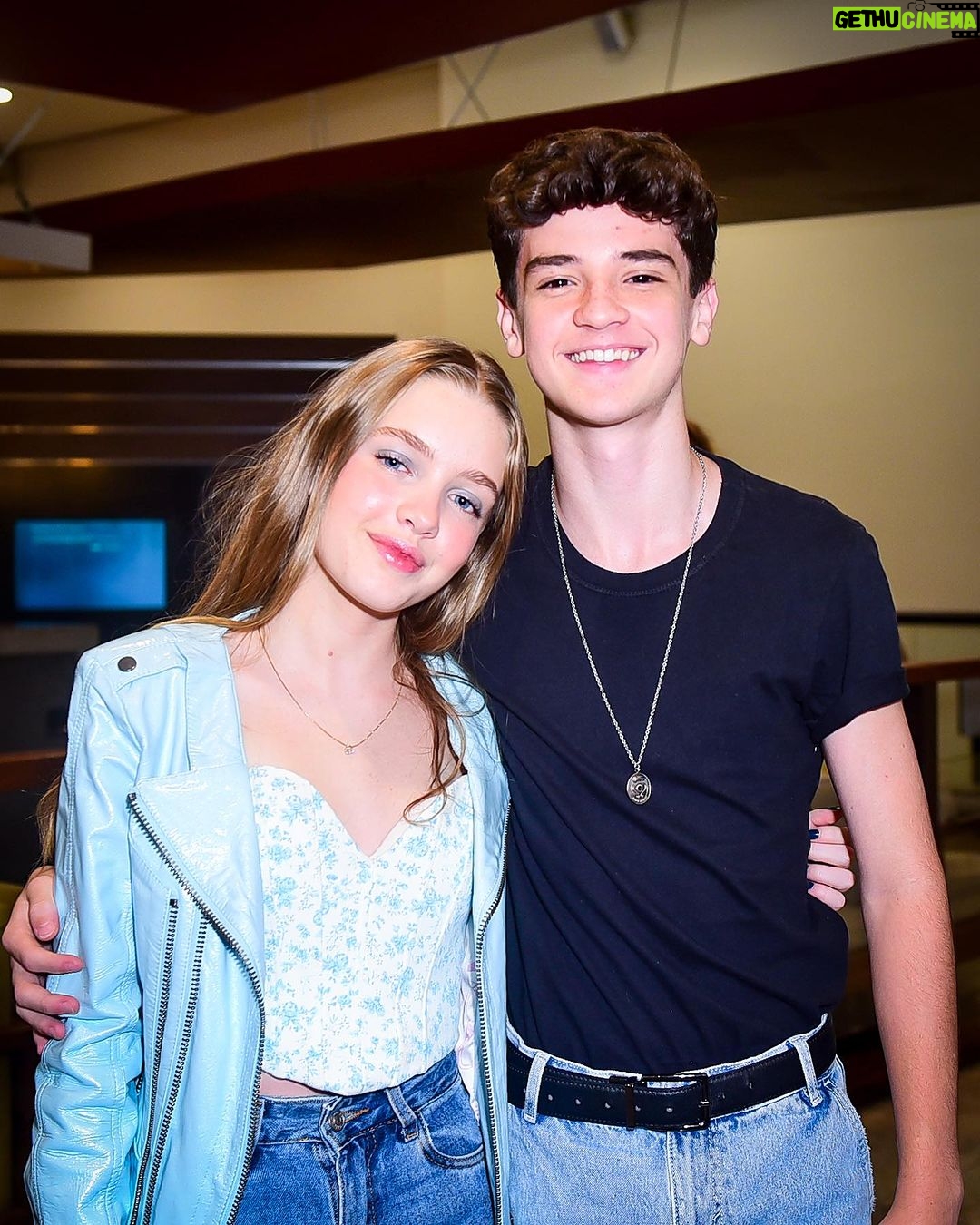 Théo Medon Instagram - Première de #asaventurasdepolianaofilme com eles que são uma família pra mim, amo vcs 💙 Nostalgia pura! 📸 @andysantanaoficial / @agenciabrazilnews #theomedon #asaventurasdepoliana #polianamoça #marena