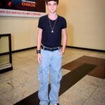 Théo Medon Instagram - Première de #asaventurasdepolianaofilme com eles que são uma família pra mim, amo vcs 💙 Nostalgia pura! 📸 @andysantanaoficial / @agenciabrazilnews #theomedon #asaventurasdepoliana #polianamoça #marena
