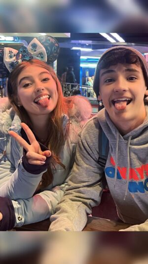Théo Medon Instagram - E não é que a viagem #Lotheo chegou ao fim 😭. Foram dias incríveis em Orlando junto com o grupo guiado pelo @meusonhomagico. Já estamos ansiosos pra voltar!!!!