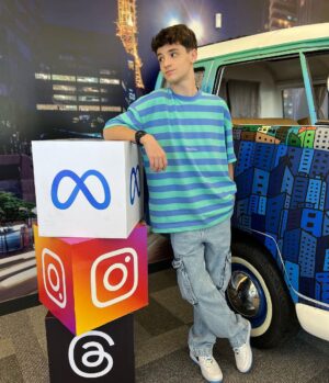 Théo Medon Instagram - Tarde de hoje conhecendo @meta 💫♾️

>>> e foi com quem? (foto 4😝)

#theomedon #instagram