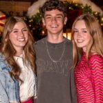Théo Medon Instagram - E hoje nem é #tbt mas gostei da foto >>> de 0 a 10 qual a nota?! Noite linda de Natal Encantado que tá rolando no @chalezinho 🎄 #theomedon #pietraquintela #lorenaqueiroz #chalezinho
