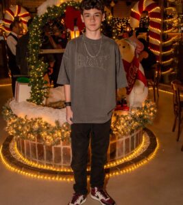 Théo Medon Instagram - E hoje nem é #tbt mas gostei da foto >>> de 0 a 10 qual a nota?! Noite linda de Natal Encantado que tá rolando no @chalezinho 🎄 #theomedon #pietraquintela #lorenaqueiroz #chalezinho