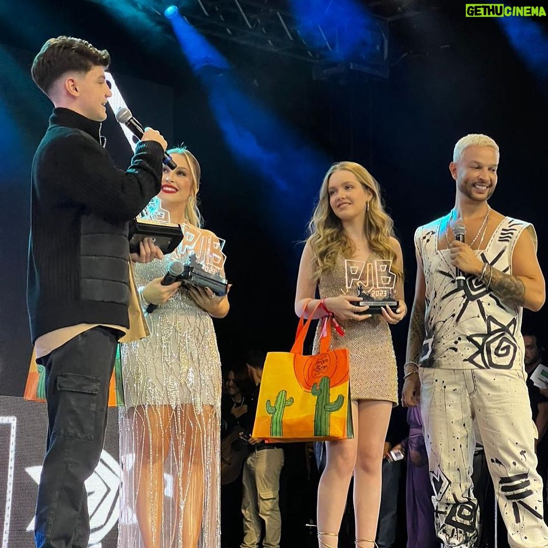 Théo Medon Instagram - Que noite hein 💥 GRAÇAS A VOCÊS minha lekada e fãs de #PITHEO fiéis, ganhei 2 prêmios no palco do @premiojovem ♥️ Crush do ano e Shipp do ano (com a maravilhosa da Piqueen) E PRA FICAR MAIS LINDO AINDA, a @quatrok.oficial subiu no palco pra se apresentar pela primeira vez! A palavra é gratidão! Valeu minha equipe f*#da @rvnassessoria @dubfilmes_ @_si.fernandes Look @hugo_official 📸 @dubfilmes_ @andreamatsumoto #theomedon #premiojovem Audio Club