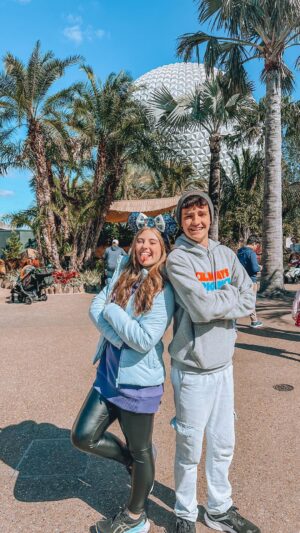 Théo Medon Instagram - Não pode faltar dancinha no parque! 😜