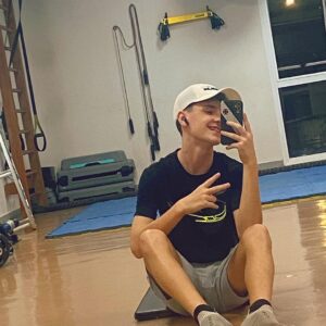 Théo Medon Instagram - Sem foto no final o treino não vale 🤷🏻‍♂️💪🏻

#theomedon