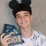 Théo Medon Instagram - Agora sim! Tudo pronto pra minha viagem pra Disney. Passaporte e visto americano nas mãos com a consultoria do começo ao fim da minha agência de viagem 💙 e você pode ir comigo tá? Ainda dá tempo, nosso grupo guiado para adolescentes de 13 a 17 anos sai em janeiro de 2024, fala com a @meu.sonho.magico que eles cuidam de tudo! Tô animado demais pro meu encontro com o Mickey! #theomedon #meusonhomagico #vamospradisney #disneyworld