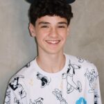 Théo Medon Instagram - Agora sim! Tudo pronto pra minha viagem pra Disney. Passaporte e visto americano nas mãos com a consultoria do começo ao fim da minha agência de viagem 💙 e você pode ir comigo tá? Ainda dá tempo, nosso grupo guiado para adolescentes de 13 a 17 anos sai em janeiro de 2024, fala com a @meu.sonho.magico que eles cuidam de tudo! Tô animado demais pro meu encontro com o Mickey! #theomedon #meusonhomagico #vamospradisney #disneyworld