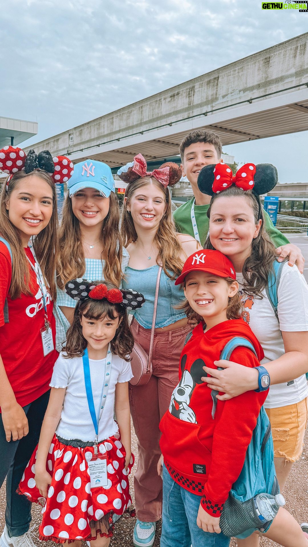 Théo Medon Instagram - Viajar em grupo é bem mais divertido!!!!