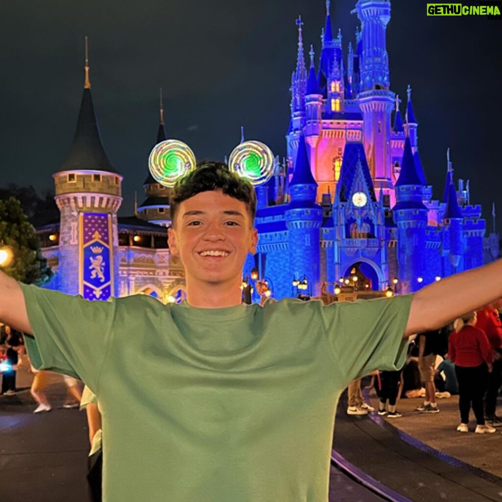Théo Medon Instagram - Meu primeiro dia e minha primeira vez em um parque da Disney! 💫💙🎉 Que isso mundão, isso é lindo demais! Tudo perfeito @meu.sonho.magico #theomedon #meusonhomagico #disneyworld Magic Kingdom At Walt Disney World
