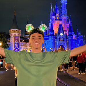 Théo Medon Instagram - Meu primeiro dia e minha primeira vez em um parque da Disney! 💫💙🎉 Que isso mundão, isso é lindo demais! 

Tudo perfeito @meu.sonho.magico 

#theomedon #meusonhomagico #disneyworld