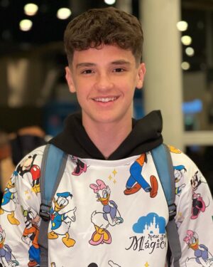 Théo Medon Instagram - Chegou a hora! Partiu férias! Disney com amigos e família, boraaaa! @meu.sonho.magico 🎉💙

No último vídeo, como foi feita a segunda foto 😆 @lorenaqueiroz 

#theomedon #lorenaqueiroz #vamospradisney #meusonhomagico