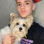 Théo Medon Instagram - passo a passo: como conseguir uma foto com seu cachorro 1: brinque com ele, para relaxar seu pet 2: convença ele, converse seriamente! 3: parabenize seu animal! e a foto de capa foi a ÚNICA, repito, a ÚNICA foto q eu consegui 😗 #theomedon #cachorro #pet