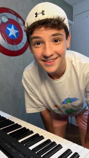 Théo Medon Instagram - Vocês pediram… tá aí 🔥 #shakeitoff @taylorswift 🎹 

#theomedon #music #taylorswift