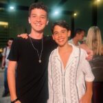 Théo Medon Instagram - Dia de prestigiar esse meu irmãozinho que está estreiando a temporada de @dpa.apeca em SP 💥 e a noite rendeu mtos encontros, não podia ser diferente né! @stefanoagostini__ tamu junto sempre! E se vc quer assistir, bora em família pro teatro! #theomedon #amigos #dpa