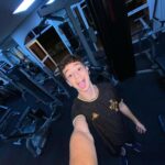 Théo Medon Instagram - ciclo sem fim da academia: 1. chegando empolgadasso 2. biceps? tá leve, vou pegar mais peso 3. arrependido da decisão 4. sofrendo com a decisão 5. viu a cadeira extensora e sentiu medo do exercício de perna 6. se arrepende profundamente das suas escolhas e deseja nunca mais pisar na academia