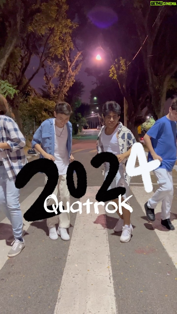 Théo Medon Instagram - Esse vídeo contém spoilers! E também um pequeno resumo do que foi 2023 pra QuatroK! MUITAS horas de estúdio, 20 músicas escritas, momentos fodas, muitas risadas e os mulekes aqui vivendo um sonho de gente grande! Agora sim, depois de 1 ano trabalhando, a gente tá pronto 2024, chega aí! 💙💥🎶 Quem tá na pilha desse lançamento, se manifesta nos comentários aí! #quatrok #music