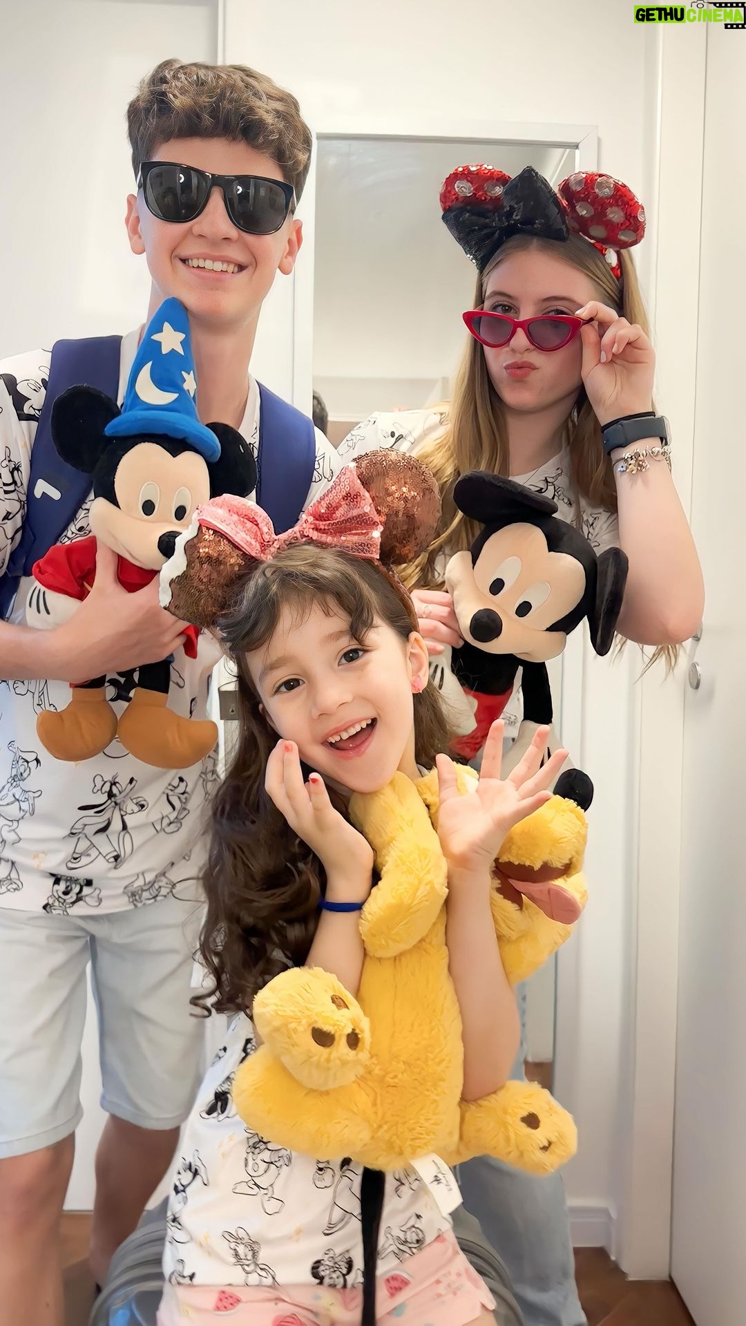 Théo Medon Instagram - Olha a felicidade da galera lembrando que falta menos de 1 mês pra nossa viagem pra Disney com @meu.sonho.magico .