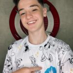 Théo Medon Instagram - Você sabia que pode viajar pra DISNEY comigo por menos de R$1,00 Real??!!! 😱🎉 É possível na AÇÃO NATAL DISNEY 0,99 da @meu.sonho.magico 💙 Comenta NATAL nesse post pra receber informações e link para participar! FICA DE OLHO nos Stories da Meu Sonho Mágico! #theomedon #meusonhomagico #vamospradisney #publi