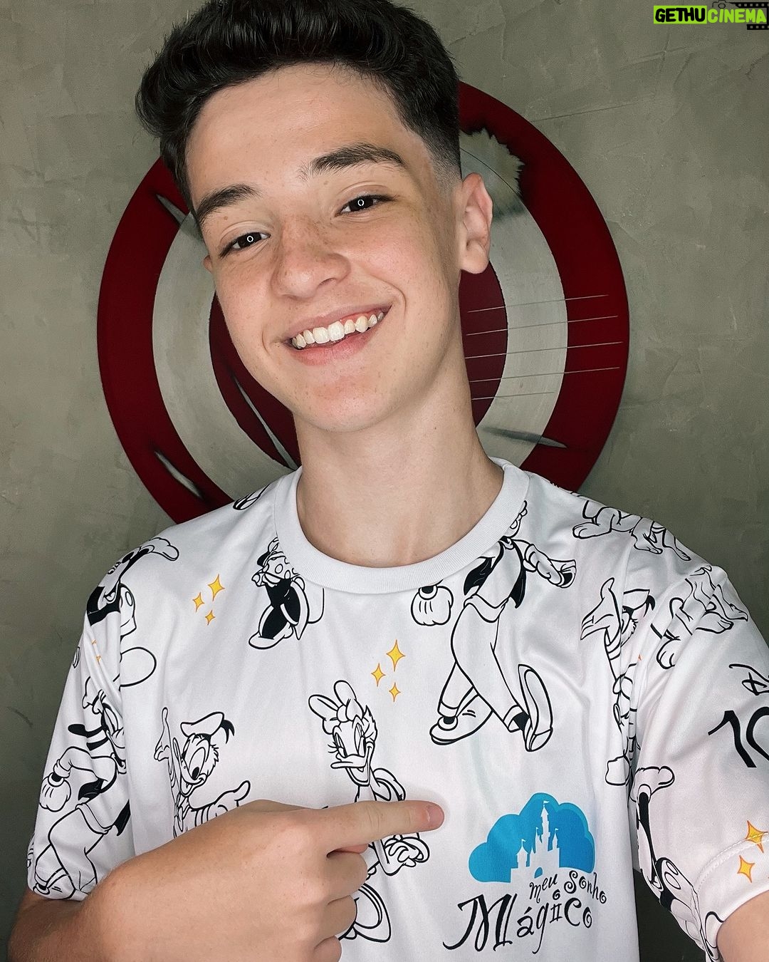 Théo Medon Instagram - Você sabia que pode viajar pra DISNEY comigo por menos de R$1,00 Real??!!! 😱🎉 É possível na AÇÃO NATAL DISNEY 0,99 da @meu.sonho.magico 💙 Comenta NATAL nesse post pra receber informações e link para participar! FICA DE OLHO nos Stories da Meu Sonho Mágico! #theomedon #meusonhomagico #vamospradisney #publi