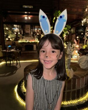 Théo Medon Instagram - Noite de ontem incrível com amigos no meu restaurante favorito @chalezinho ♥️
( arrasta pro lado e confere que o pai tem molejo😎)

Tá aberta a temporada da Páscoa Mágica! 🐰

#theomedon #eraumavezumchalezinho #amigos