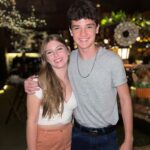 Théo Medon Instagram - Noite de ontem incrível com amigos no meu restaurante favorito @chalezinho ♥️ ( arrasta pro lado e confere que o pai tem molejo😎) Tá aberta a temporada da Páscoa Mágica! 🐰 #theomedon #eraumavezumchalezinho #amigos
