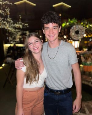 Théo Medon Instagram - Noite de ontem incrível com amigos no meu restaurante favorito @chalezinho ♥️
( arrasta pro lado e confere que o pai tem molejo😎)

Tá aberta a temporada da Páscoa Mágica! 🐰

#theomedon #eraumavezumchalezinho #amigos