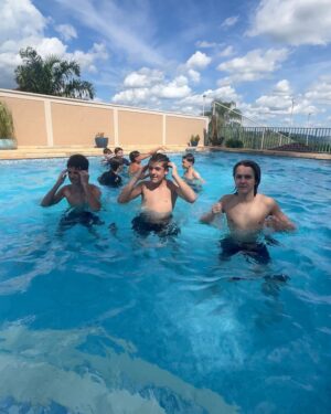 Théo Medon Instagram - #bloquinhodalolo e só assim mesmo pra do nada a gente meter uma dancinha na piscina 💦🕺🏼🎭
@henriquebonadio @lorenaqueiroz @gabrielmiller 

#theomedon #lorenaqueiroz #henriquebonadio #carnaval2024