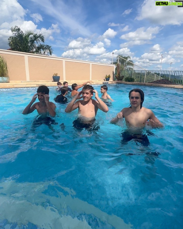 Théo Medon Instagram - #bloquinhodalolo e só assim mesmo pra do nada a gente meter uma dancinha na piscina 💦🕺🏼🎭 @henriquebonadio @lorenaqueiroz @gabrielmiller #theomedon #lorenaqueiroz #henriquebonadio #carnaval2024