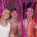 Théo Medon Instagram - #bloquinhodalolo e só assim mesmo pra do nada a gente meter uma dancinha na piscina 💦🕺🏼🎭 @henriquebonadio @lorenaqueiroz @gabrielmiller #theomedon #lorenaqueiroz #henriquebonadio #carnaval2024