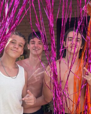 Théo Medon Instagram - #bloquinhodalolo e só assim mesmo pra do nada a gente meter uma dancinha na piscina 💦🕺🏼🎭
@henriquebonadio @lorenaqueiroz @gabrielmiller 

#theomedon #lorenaqueiroz #henriquebonadio #carnaval2024