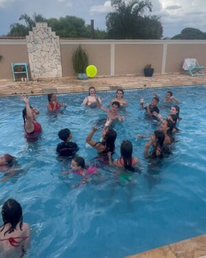 Théo Medon Instagram - #bloquinhodalolo e só assim mesmo pra do nada a gente meter uma dancinha na piscina 💦🕺🏼🎭
@henriquebonadio @lorenaqueiroz @gabrielmiller 

#theomedon #lorenaqueiroz #henriquebonadio #carnaval2024