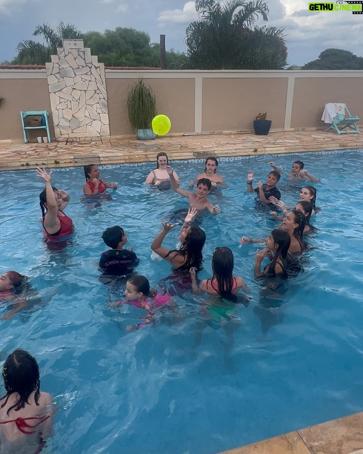 Théo Medon Instagram - #bloquinhodalolo e só assim mesmo pra do nada a gente meter uma dancinha na piscina 💦🕺🏼🎭 @henriquebonadio @lorenaqueiroz @gabrielmiller #theomedon #lorenaqueiroz #henriquebonadio #carnaval2024