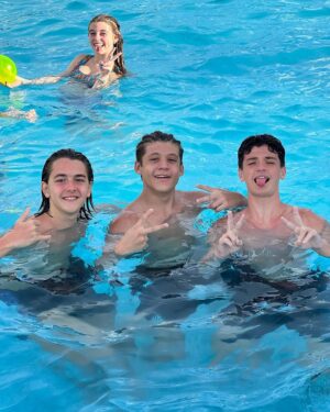 Théo Medon Instagram - #bloquinhodalolo e só assim mesmo pra do nada a gente meter uma dancinha na piscina 💦🕺🏼🎭
@henriquebonadio @lorenaqueiroz @gabrielmiller 

#theomedon #lorenaqueiroz #henriquebonadio #carnaval2024