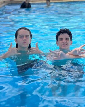 Théo Medon Instagram - #bloquinhodalolo e só assim mesmo pra do nada a gente meter uma dancinha na piscina 💦🕺🏼🎭
@henriquebonadio @lorenaqueiroz @gabrielmiller 

#theomedon #lorenaqueiroz #henriquebonadio #carnaval2024